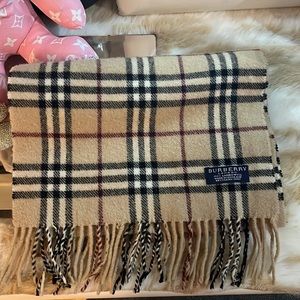 Like new 🚨🚨 Burberry hundred percent lambs wool scarf